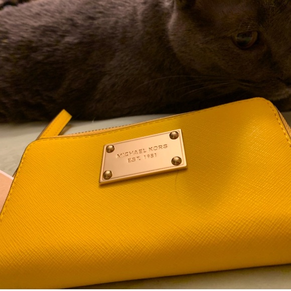 Absolutely stunning yellow brand new authentic Michael Kors wallet compartments - Picture 7 of 13